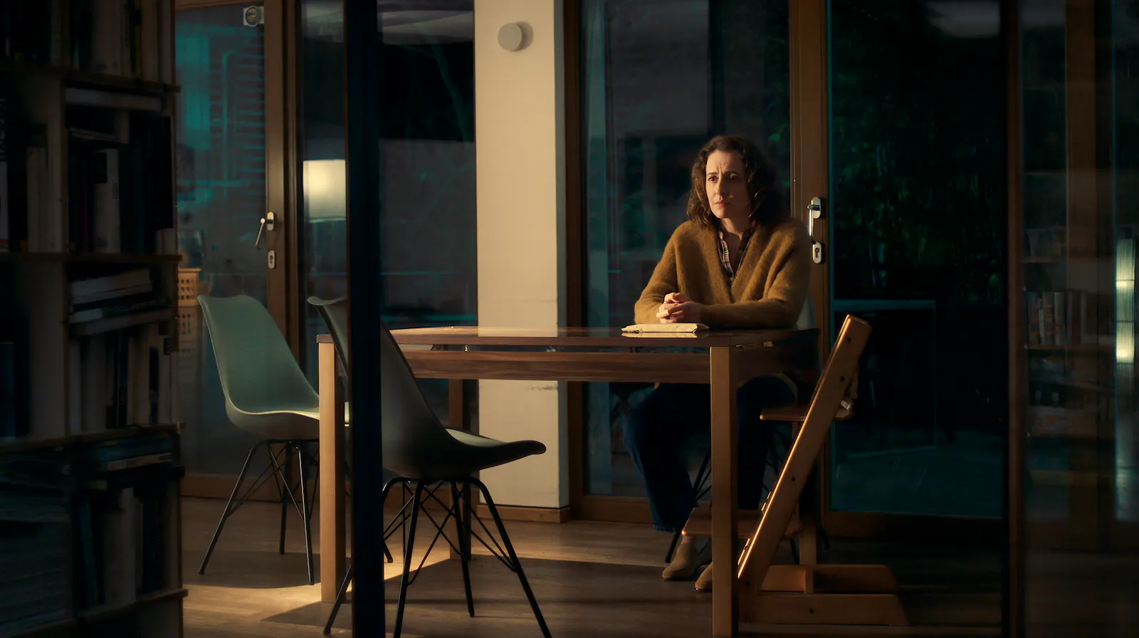 Anna Reiter (Maren Eggert) sitzt im TATORT: LICHT allein und traurig am Tisch //© HR/Sommerhaus