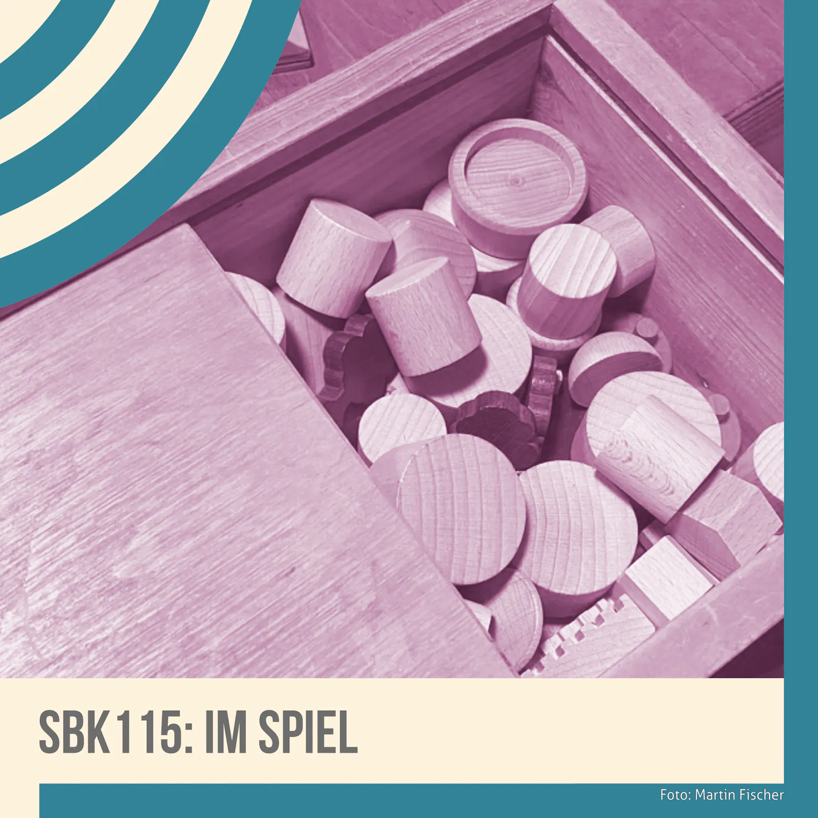 Das Cover zur aktuellen Staatsbürgerkunde-Folge "Im Spiel": Ein Blick in einen Holzkasten mit Spielmaterial ebenfalls aus Holz (Zylinder, Bäume und anderes).