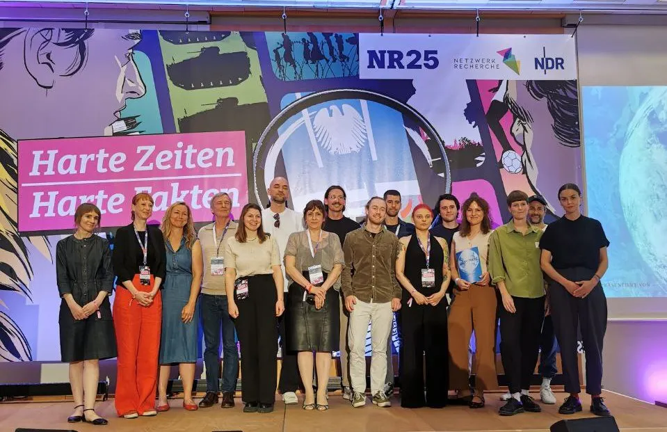 Das Bild zeigt die auf der Bühne versammelten Preisträger*innen des Deutschen Preises für Klimajournalismus 2025.