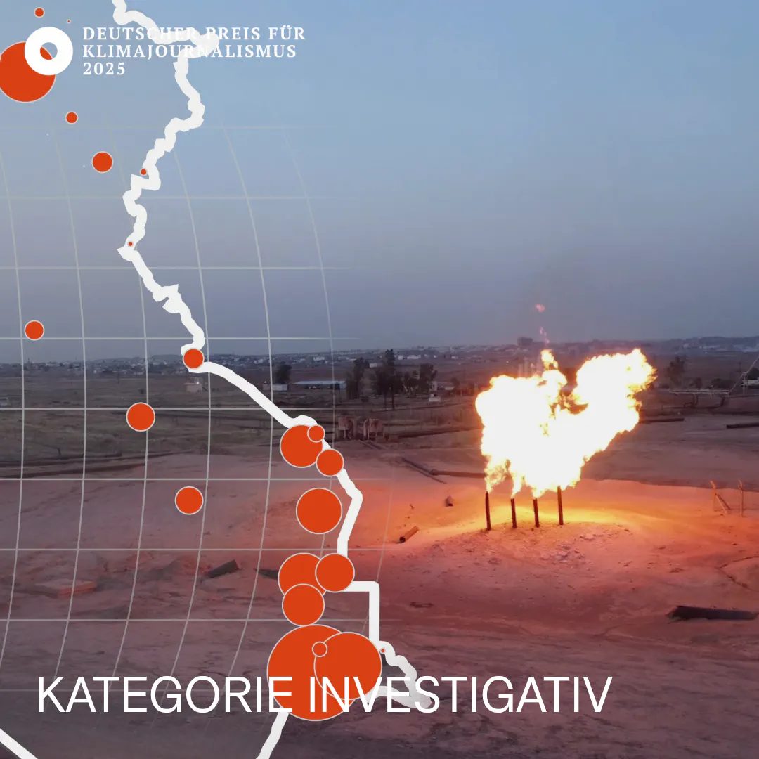 Das Bild zeigt eine Gruppe großer Gasfackeln in einer Wüste. Flammen schießen daraus empor. Grafische Elemente wie Linien und Punkte suggerieren eine Datenrecherche.