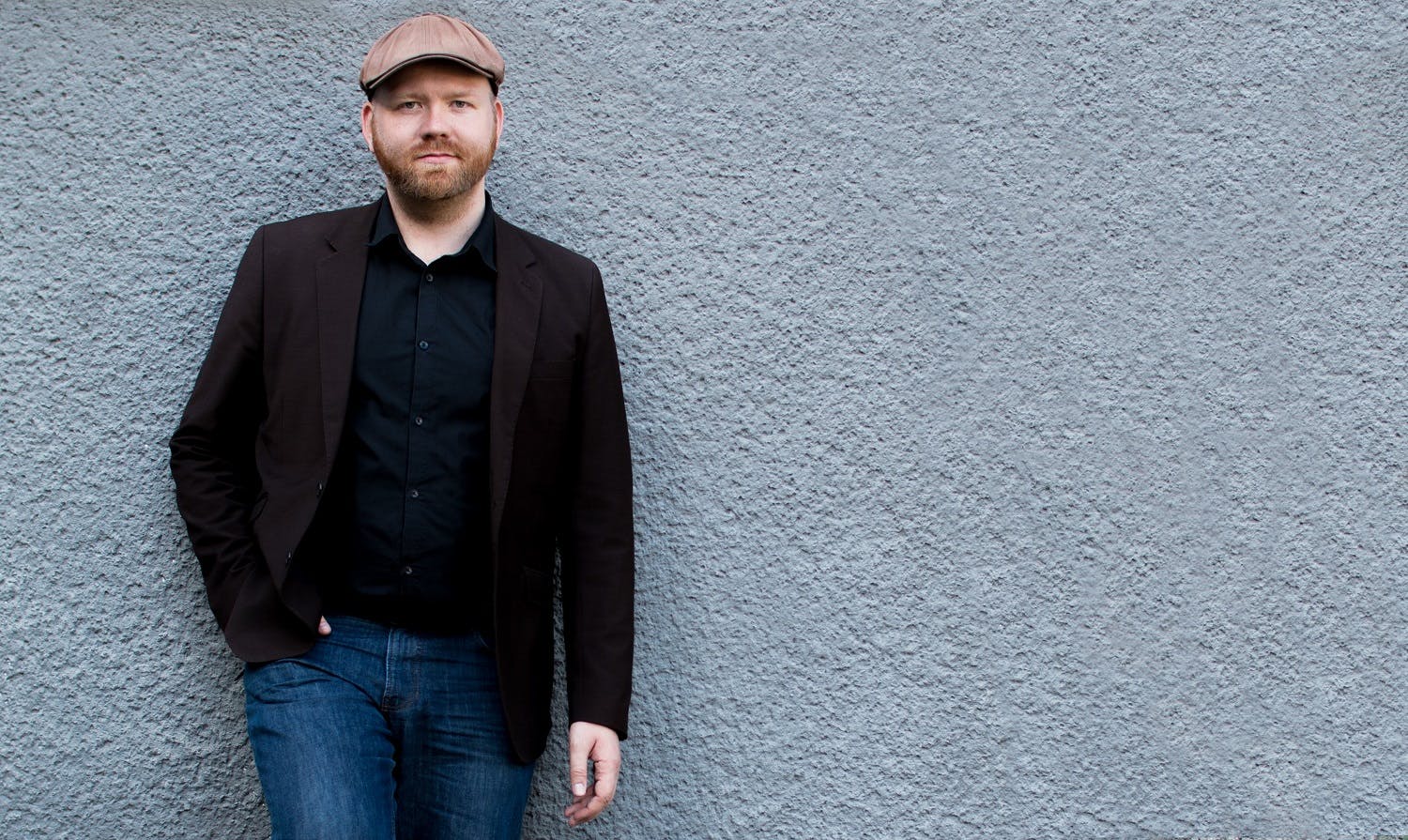 Marco Fechner lehnt an einer Wand