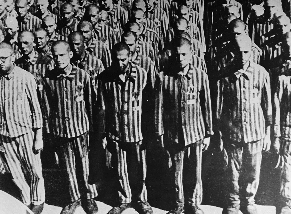 Niederländische KZ-Häftlinge beim Antreten in Buchenwald.