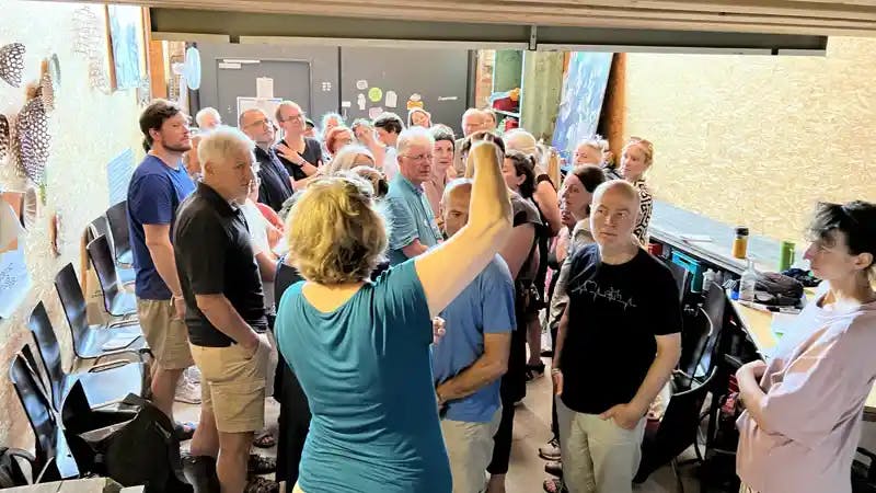 Teilnehmende des Workshops »Geldsegen« im Atelier Putze beim Zusammen Leben Festival in Stuttgart