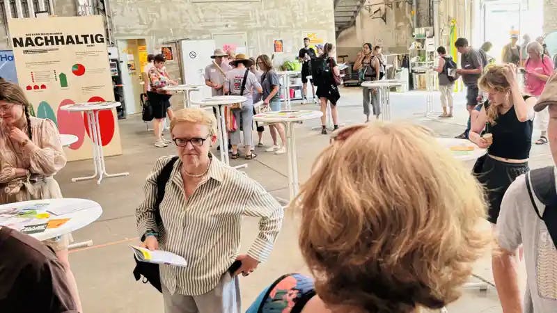 [Die Eingangshalle des Zusammen-Leben-Festivals in Stuttgart mit dem Markt der Möglichkeiten]