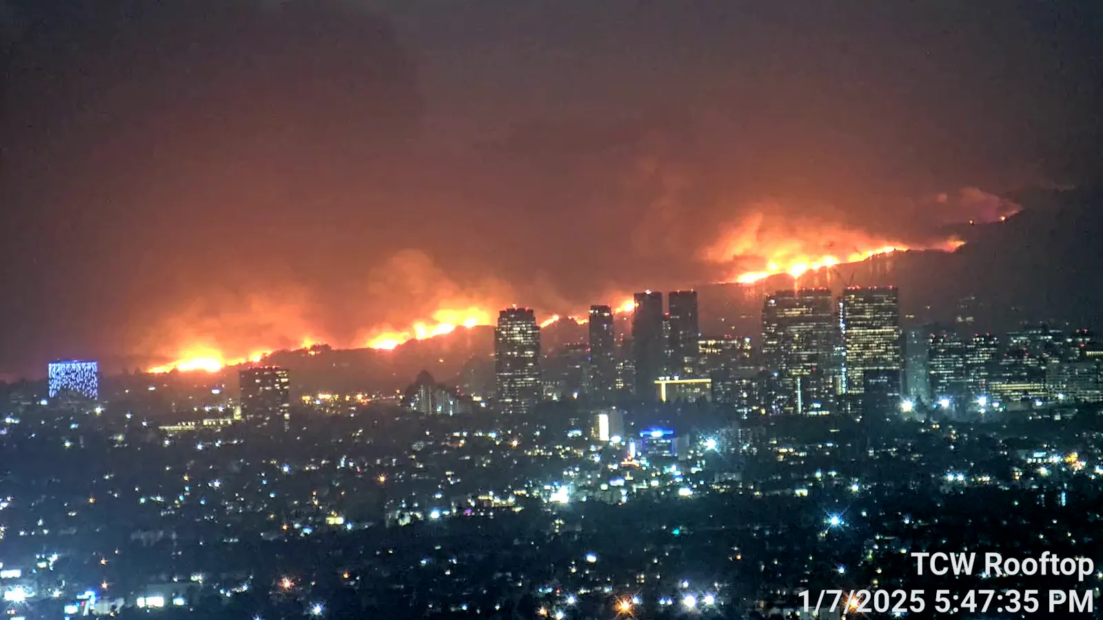 Foto-Standbild von einer ferngesteuerten Kamera auf dem Dach eines Hochhauses in der Innenstadt von Los Angeles - aufgenommen vom Palisades-Brand auf dem Höhepunkt der Intensität am 07.01.2025