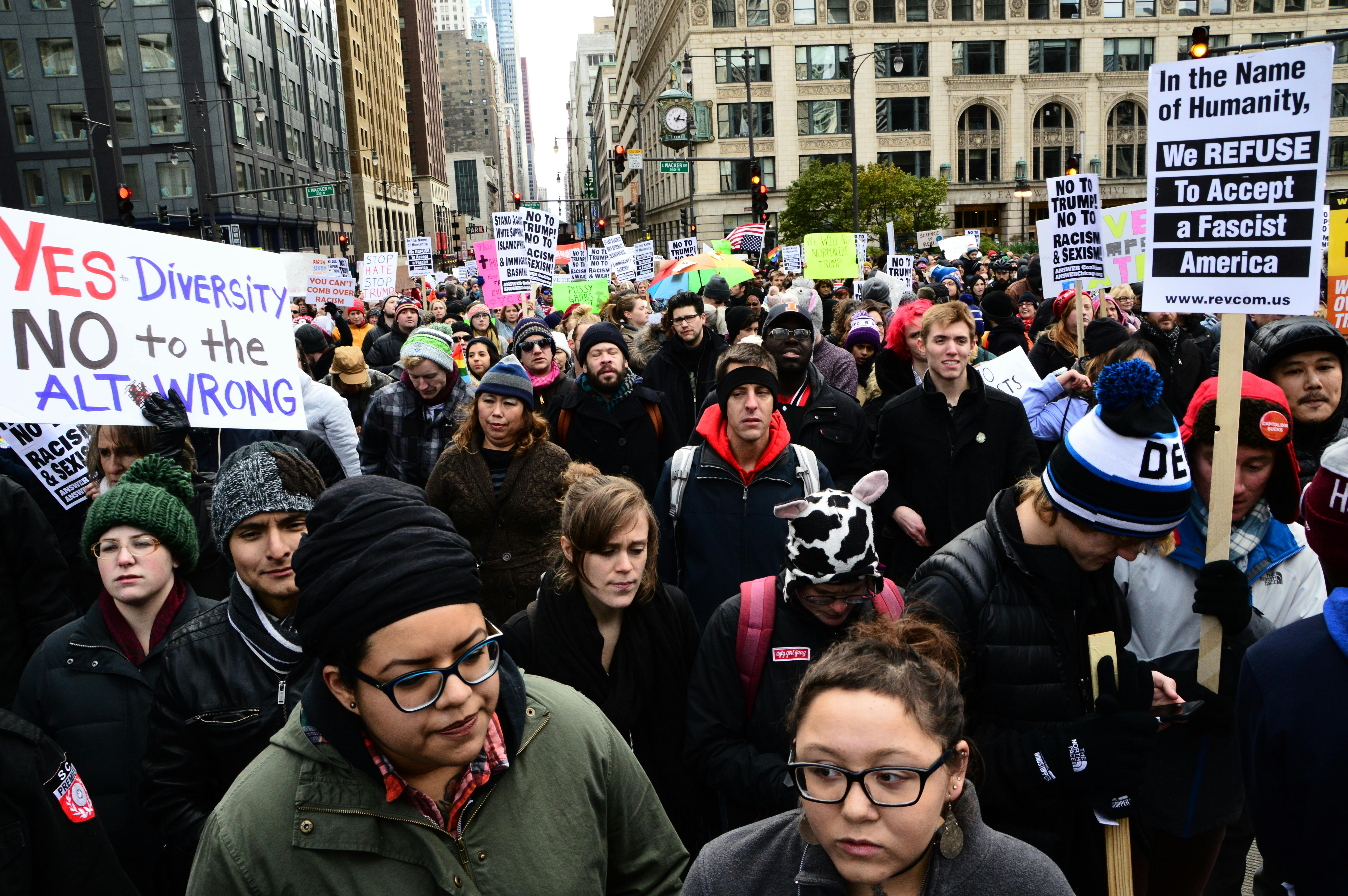 Foto von Anti-Trump-Demonstranten am Federal Plaza Trump Tower, Chicago, IL November 19 2016