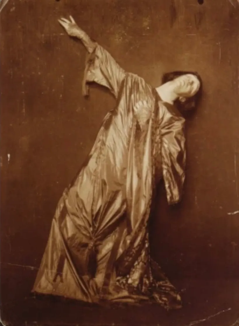 Alastair in Modern-Dance-Pose
