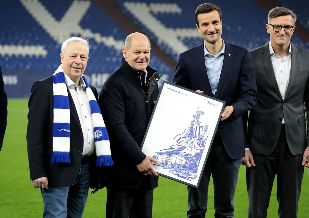 Der Kanzler auf Schalke: Mit Fußball brüsten sich viele Politiker gerne. Foto: Imago / Funke Foto