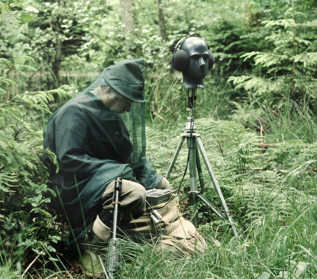 Soundscape-Pionier Walter Tilgner mit einem Kunstkopf mit Mikrofonen, den Tilgner für naturgetreue Aufnahmen nutzt.