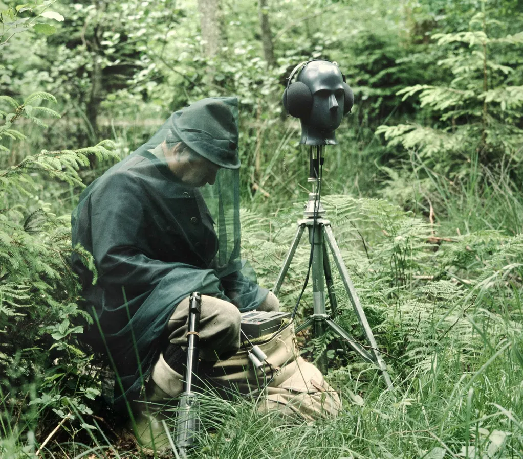 Soundscape-Pionier Walter Tilgner mit einem Kunstkopf mit Mikrofonen, den Tilgner für naturgetreue Aufnahmen nutzt.