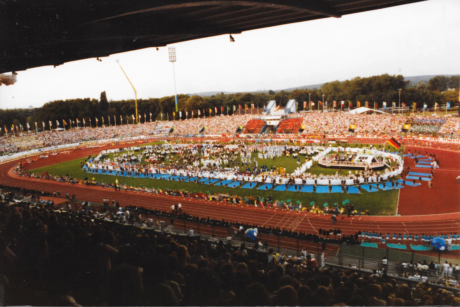 Stadioninneraum des Wedau-Stadions in Duisburg, bei der Eröffnung der Universiade 1989. Blick von Haupttribüne auf das Spielfeld mit der Eröffnungsshow.