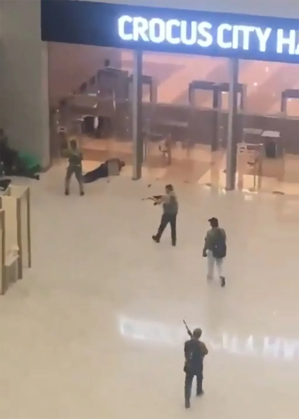 Screenshot eines Videos aus dem Crocus, das die Attentäter zeigt.