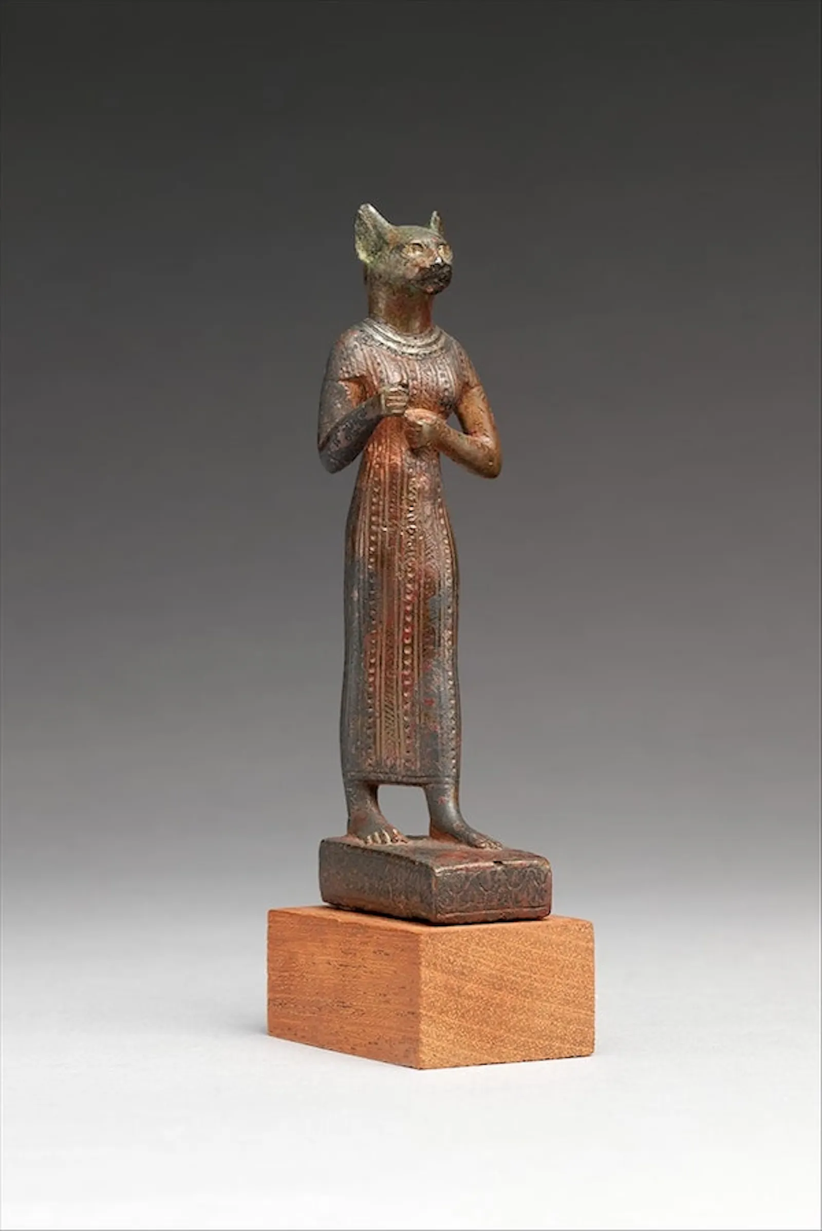 La diosa Bastet se representa con cabeza de gata y un vestido largo.
