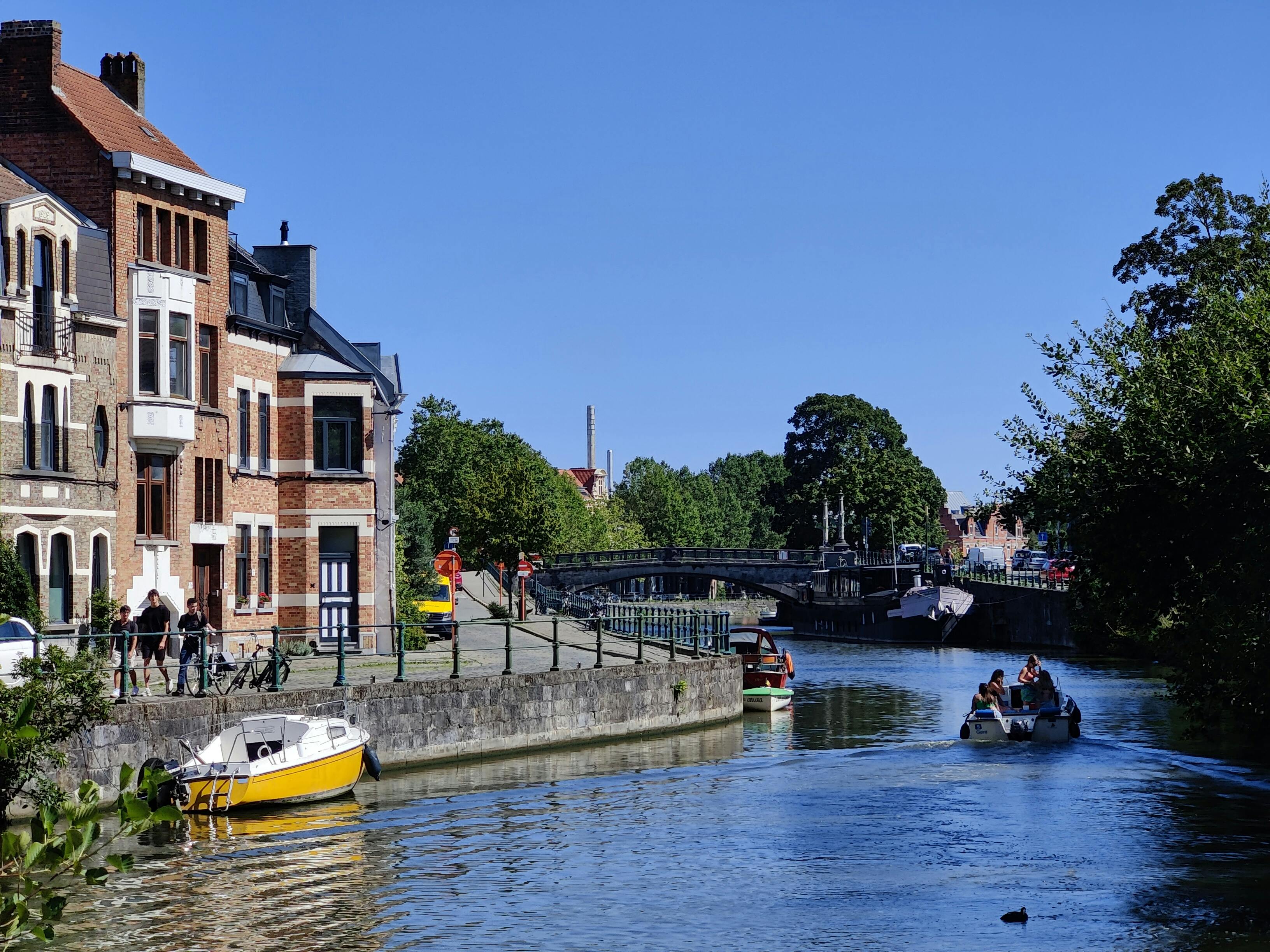 Taking the boat as a usual means of transport | Huidevetterskaai 43, 9000 Gent