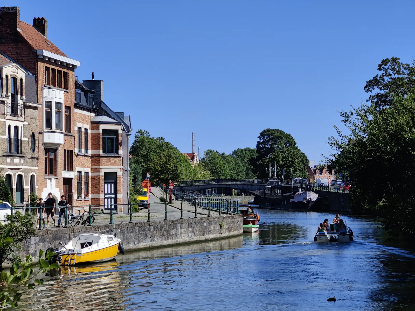 Taking the boat as a usual means of transport | Huidevetterskaai 43, 9000 Gent
