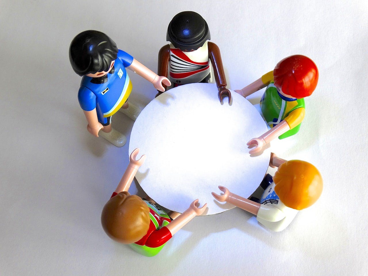 Playmobil Figuren, die an einem Tisch stehen.