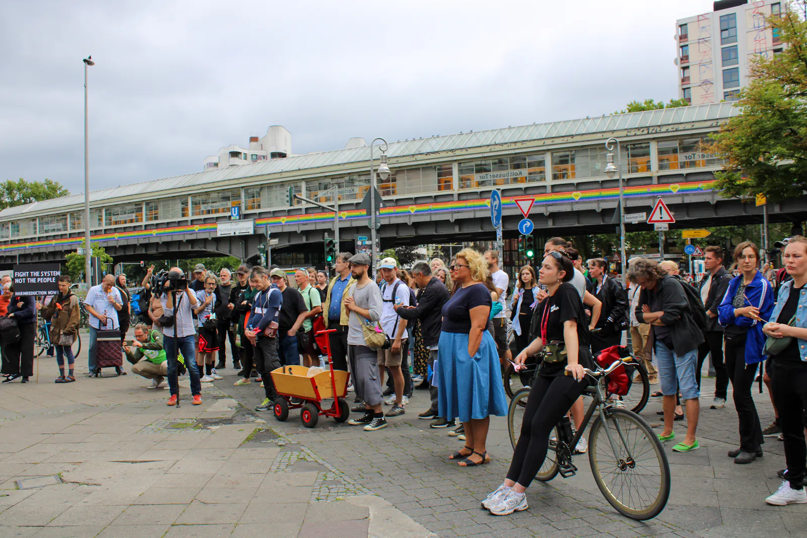 Über 100 Menschen waren bei der Kundgebung am Kottbusser Tor.