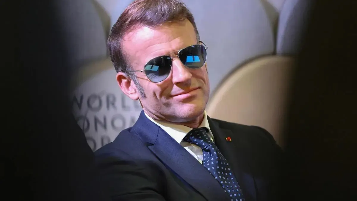 Emanuel Macron trägt Sonnenbrille