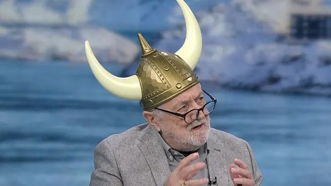 Henryk M Broder sitzt im WELT-Studio und trägt einen Wikinger-Helm