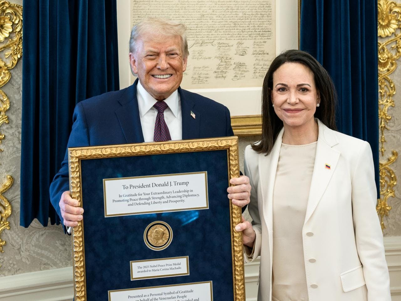 Donald Trump in seiner russischen Oligarchenvilla, die Friedensnobelpreisträgerin und ihre eingerahmte Medaille, die sie an Trump übergibt