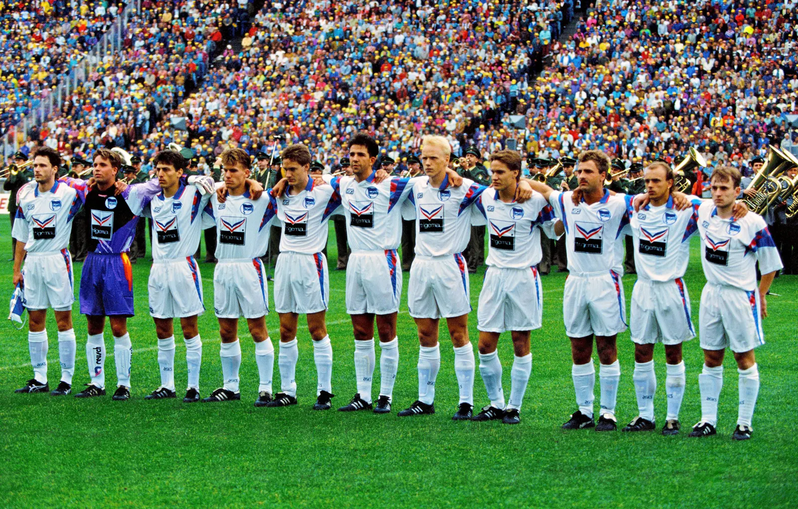 Die Amateure von Hertha BSC vor dem DFB-Pokalfinale gegen Bayer 04 Leverkusen am 12. Juni 1993.