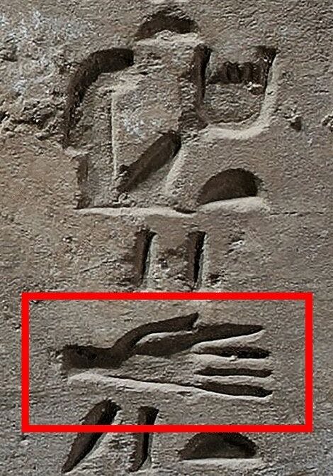 Inschrift aus dem Felsengrab des Soldaten Ahmose in El - Kab: "Da macht ich Beute, eine [abgeschlagene] Hand. Man meldete es dem königlichen Berichterstatter. Man gab mir das Gold der Tapferkeit."