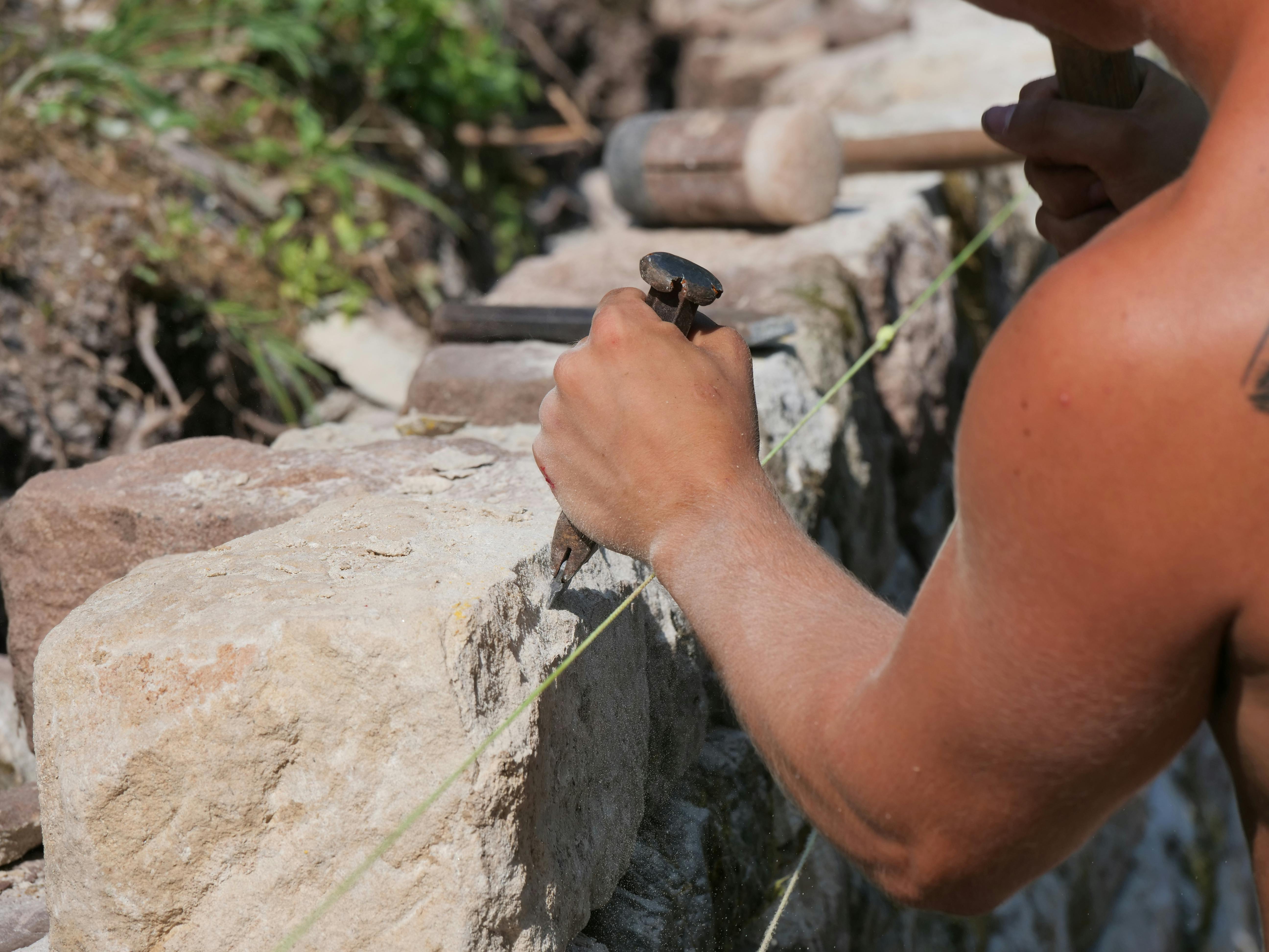Auf der Wangener Höhe wird gerade eine Trockenmauer gebaut. Bei der Hitze ... Foto: Jürgen Brand