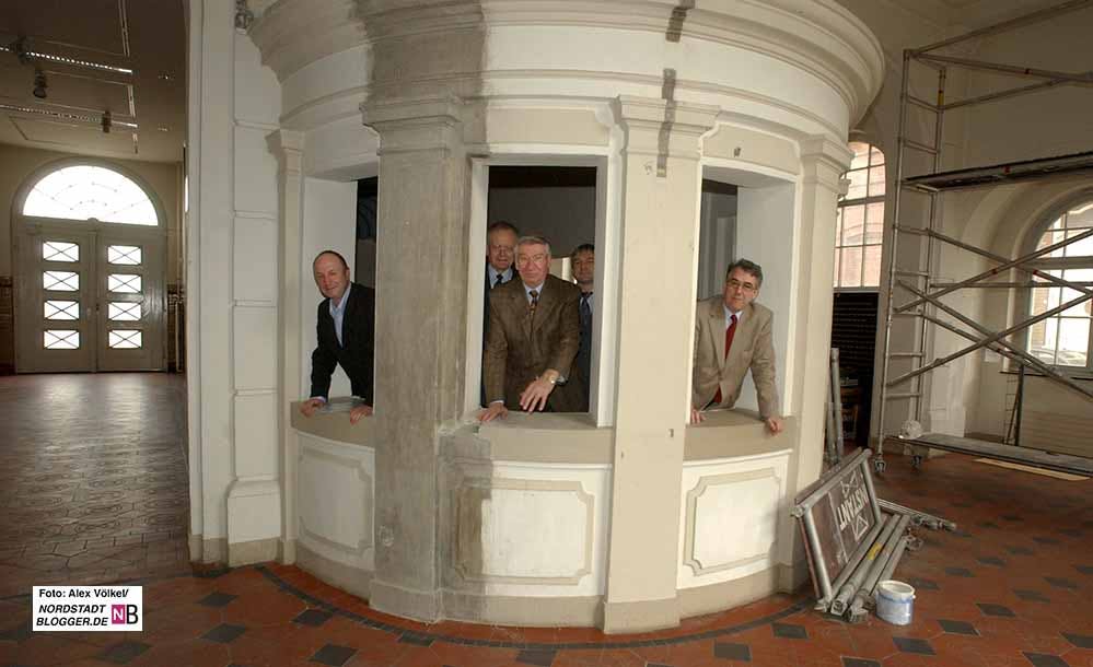 Ausblick auf das Kommende: Ortstermin zur Vorstellung des künftigen Museums im Frühjahr 2005. Foto: Alex Völkel für nordstadtblogger.de