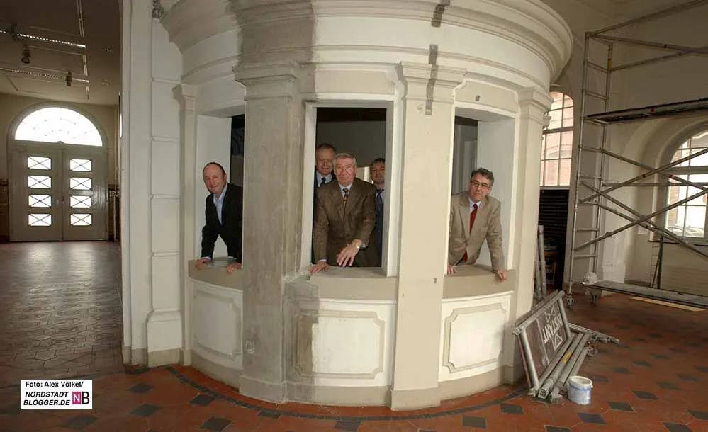 Ausblick auf das Kommende: Ortstermin zur Vorstellung des künftigen Museums im Frühjahr 2005. Foto: Alex Völkel für nordstadtblogger.de