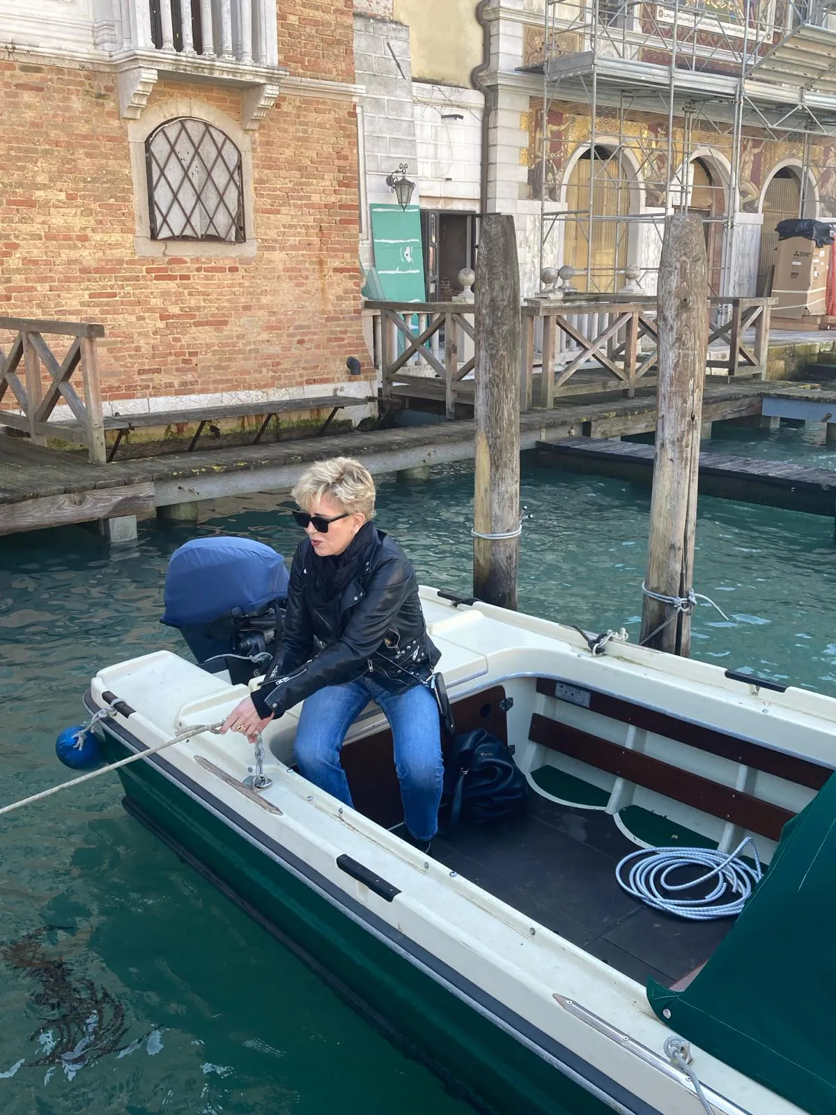 Petra Reski in ihrem Fischerboot