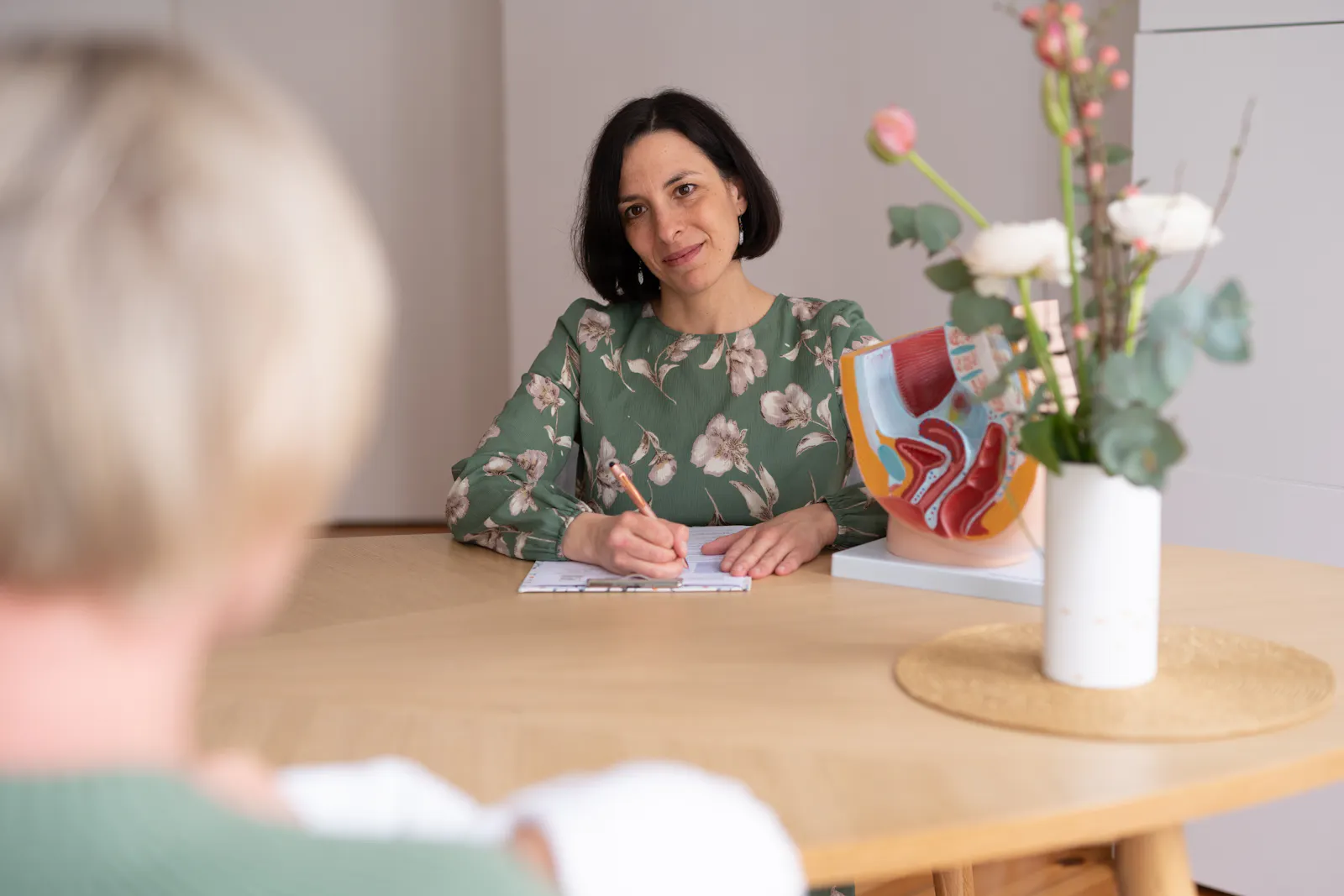 Anamnese Gespräch mit Nadine Gäbelein-Schneck in der Praxis für Frauengesundheit in Potsdam