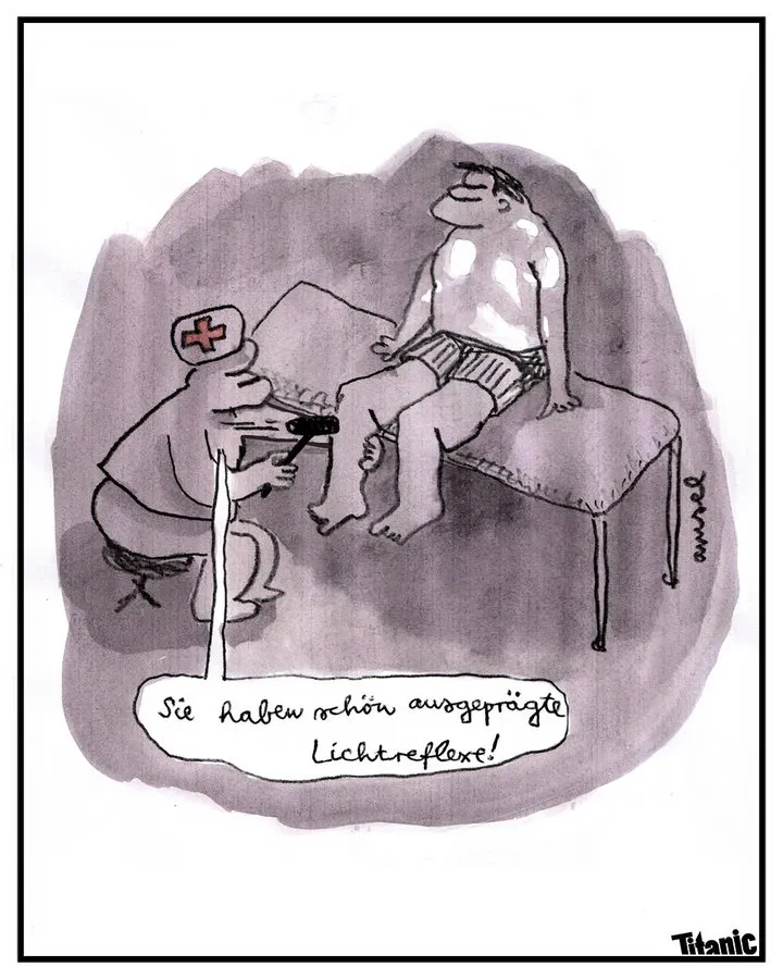 Gezeichneter Cartoon. Ein Mann sitzt beim Arzt auf einer Liege. Auf seinem Oberkörper sind helle Punkte zu sehen.
Der Arzt sitzt auf einem Hocker vor ihm mit einem kleinen Hämmerchen in der rechten Hand, Mit der linken Hand greift er die Wade des Patienten.
Der Arzt sagt: Sie haben schön ausgeprägte Lichtreflexe.
