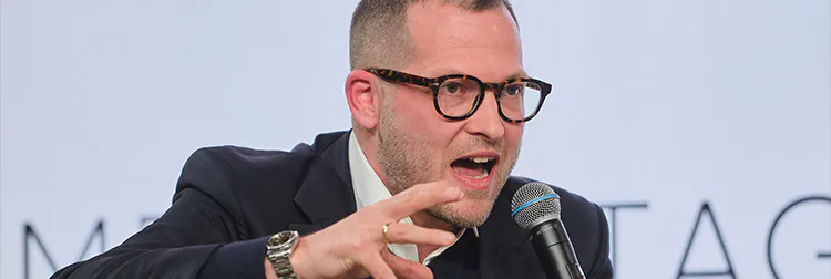 Julian Reichelt, der gerade wil gestikuliert und in ein Mikrofon spricht.