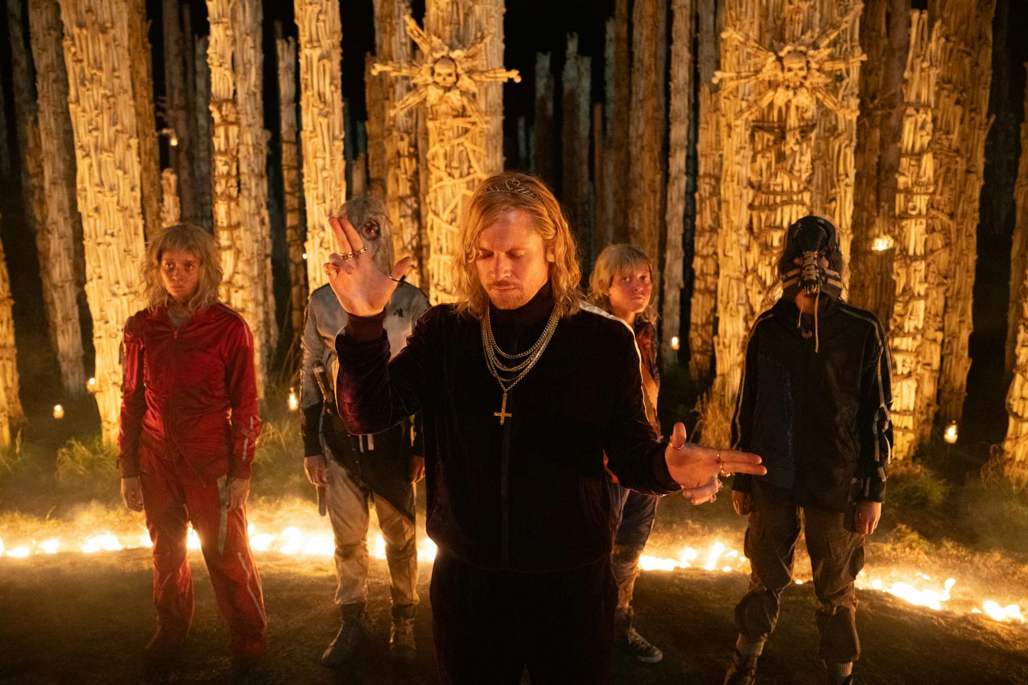 Sir Jimmy Crystal (Jack O'Connell) mit den Jimmies (u. a. Erin Kellyman, li., und Alfie Williams' Spike, re.)  in Sony Pictures' 28 YEARS LATER: THE BONE TEMPLE //  © 2024 CTMG, Inc. Alle Rechte vorbehalten.