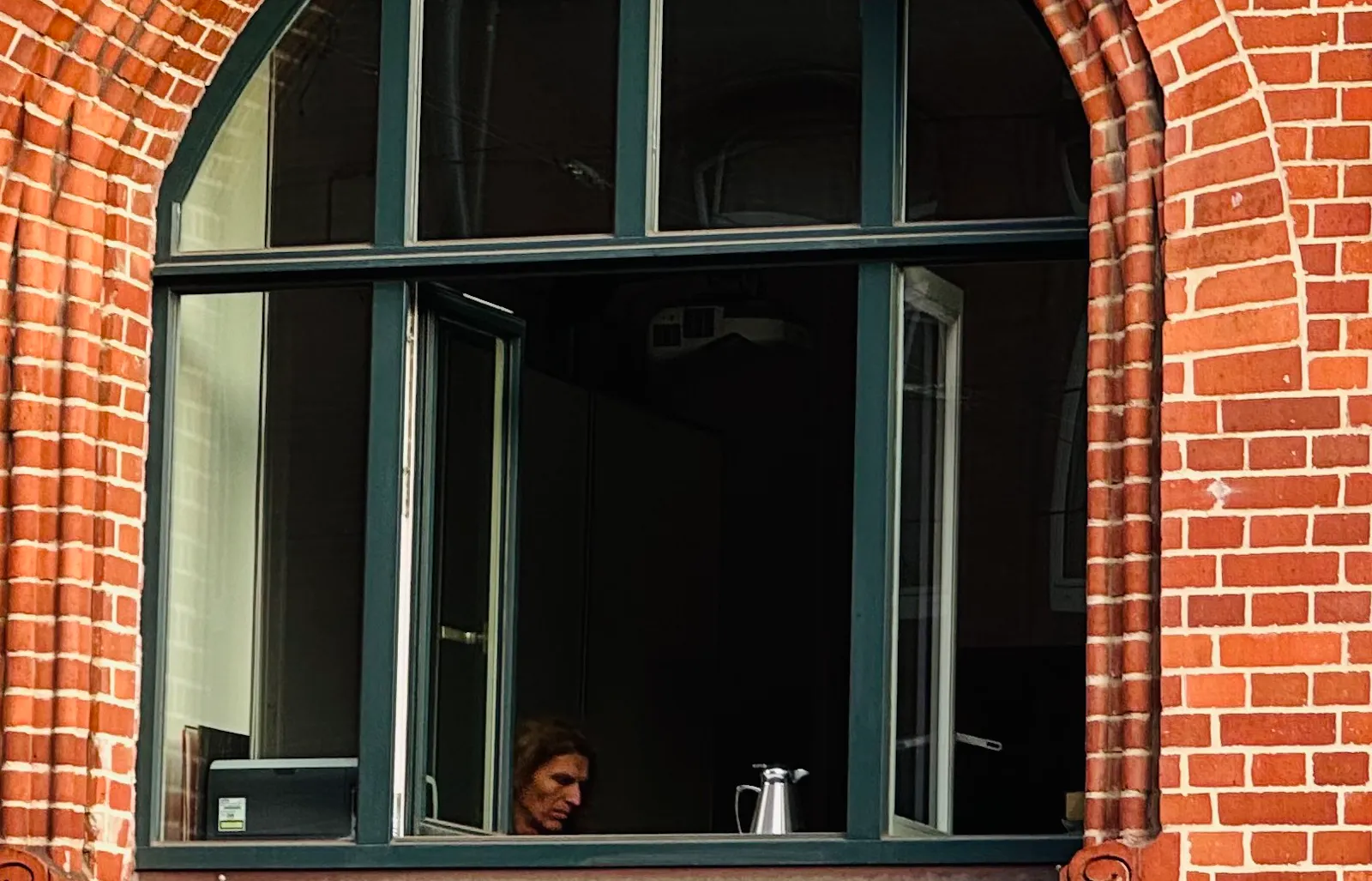 Ein weit geöffnetes Fenster in einer deutschen Behörde