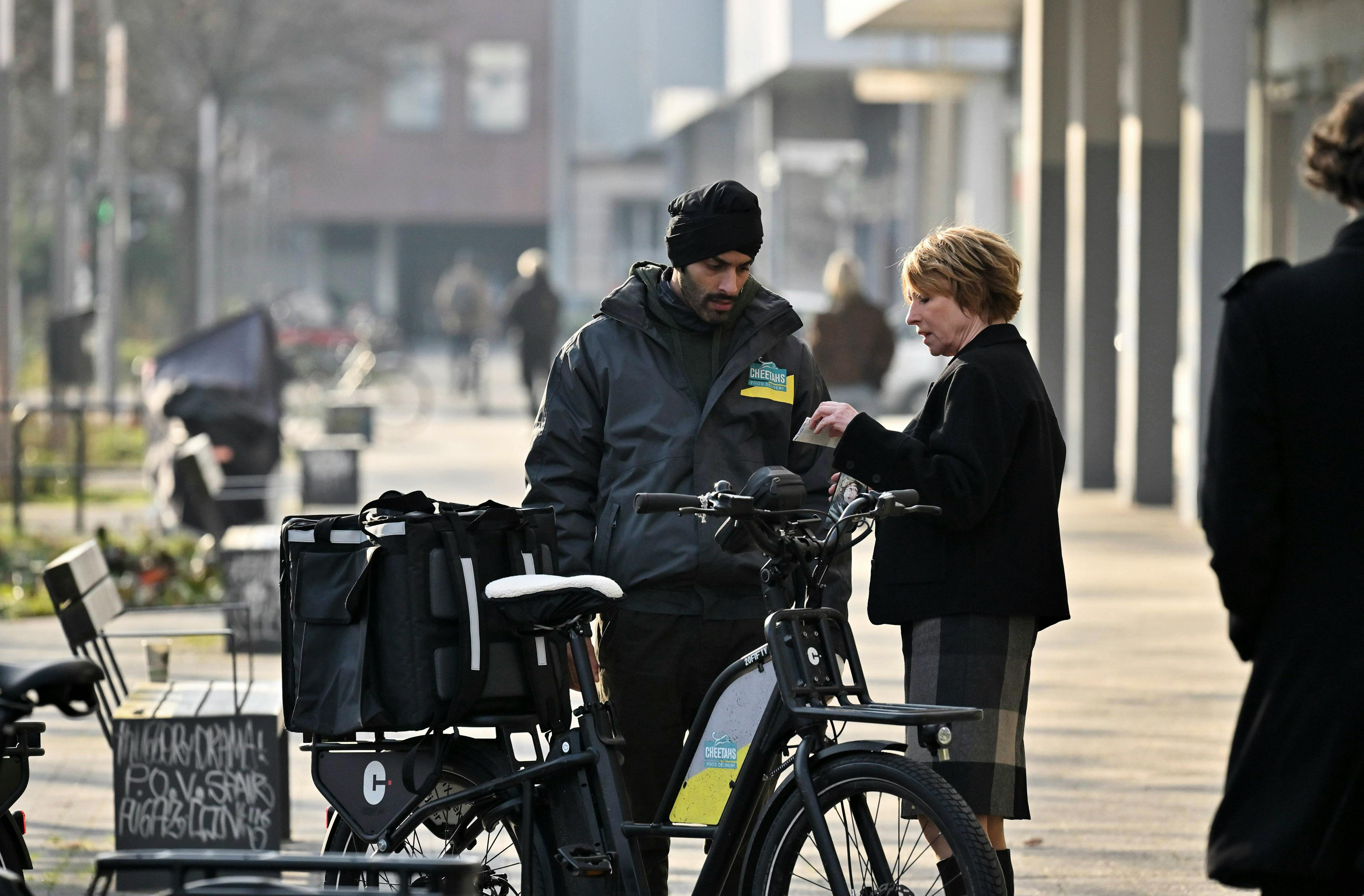 Susanne Bonard (Corinna Harfouch, re) kann den Fahrradkurier Nil Kumara (Ajay Paul, li), der den Toten kannte, dazu bringen, mit ihr zu sprechen // © rbb/Schiwago/Hardy Spitz
