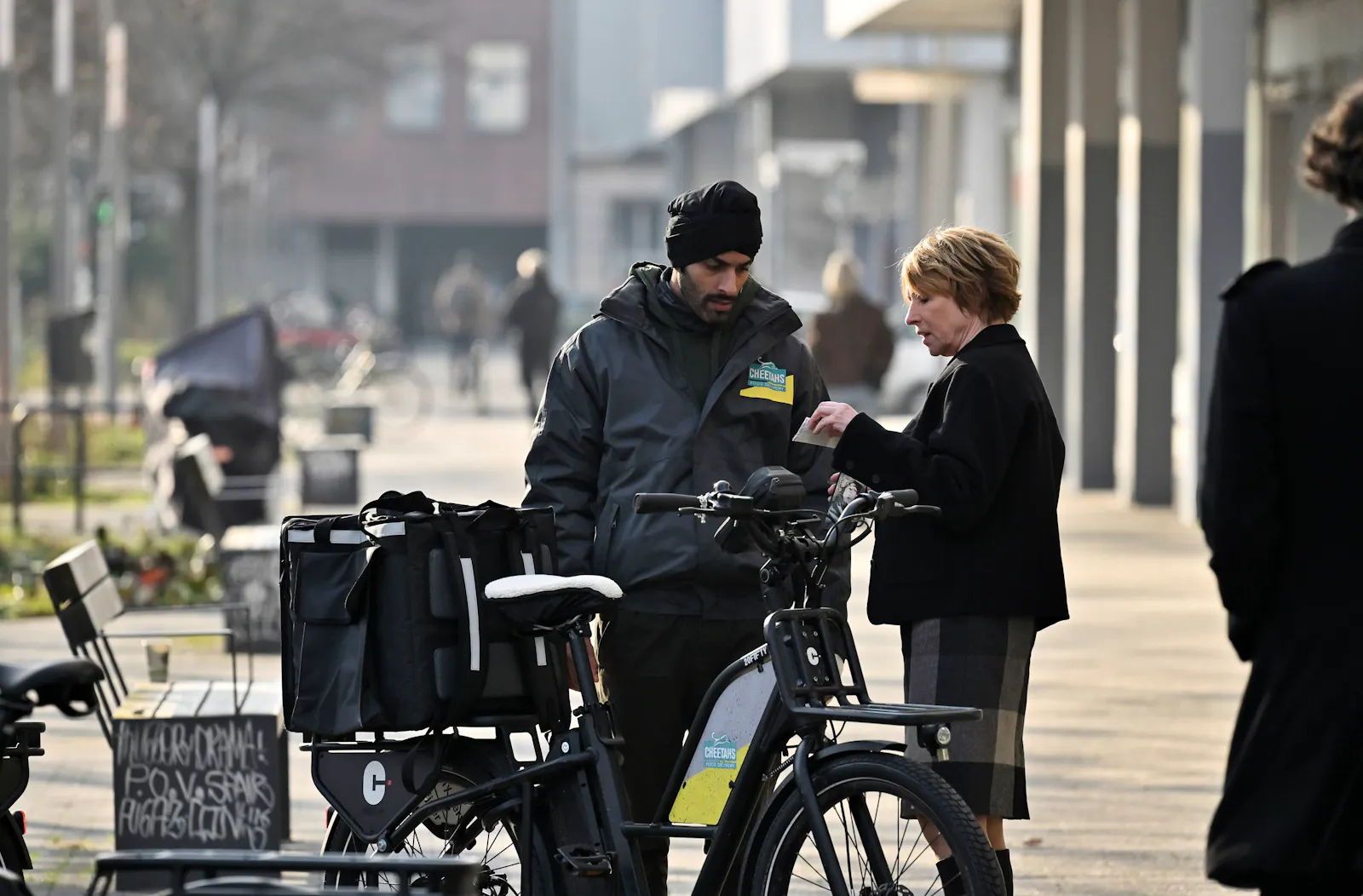 Susanne Bonard (Corinna Harfouch, re) kann den Fahrradkurier Nil Kumara (Ajay Paul, li), der den Toten kannte, dazu bringen, mit ihr zu sprechen // © rbb/Schiwago/Hardy Spitz