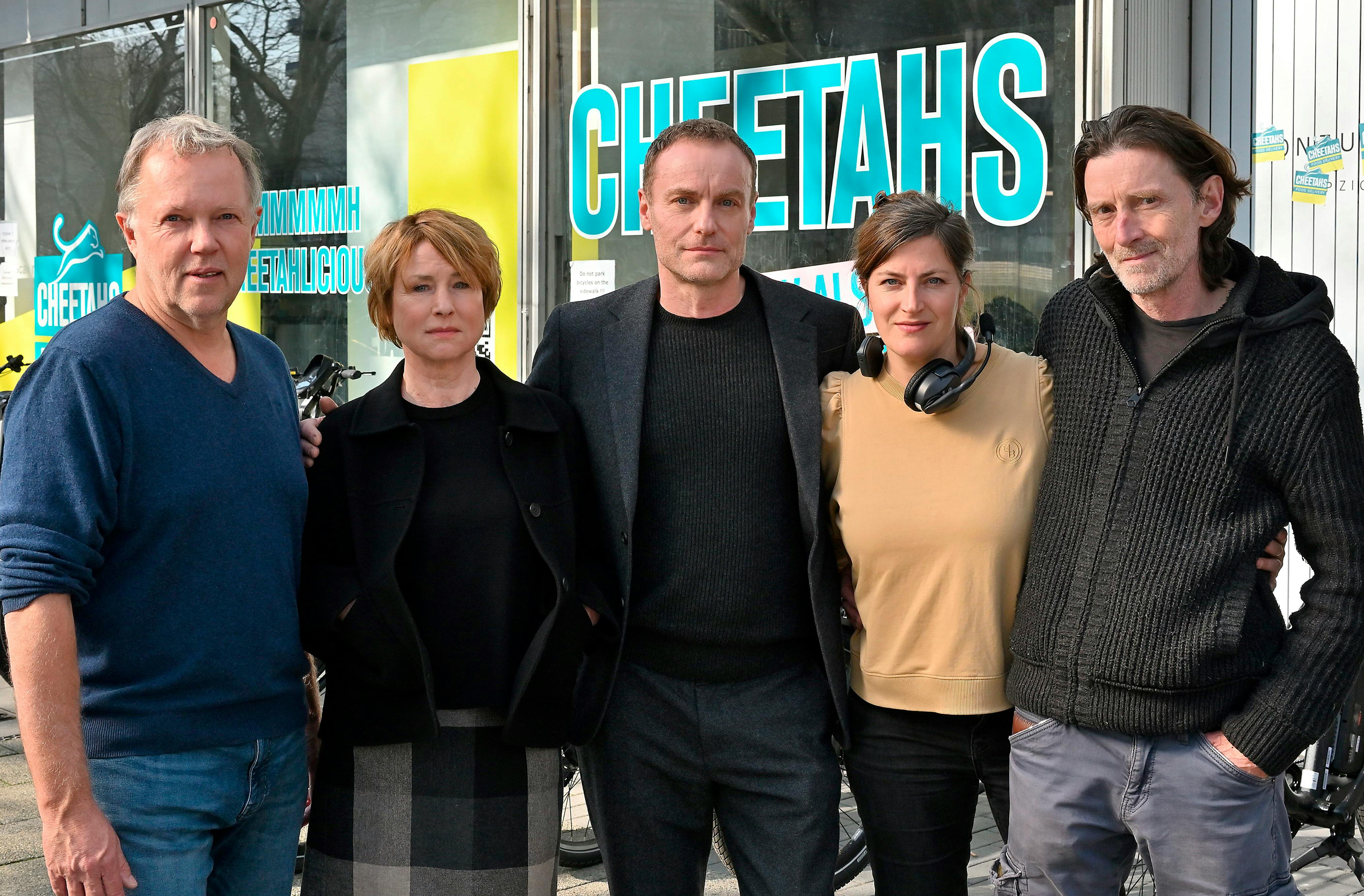 Am Set vom TATORT: ERIKA MUSTERMANN (v. li. n. re.): Regisseur Torsten C. Fischer, Corinna Harfouch, Mark Waschke, Kamerafrau Julia Daschner, Produzent Martin Lehwald // © rbb/Hardy Spitz