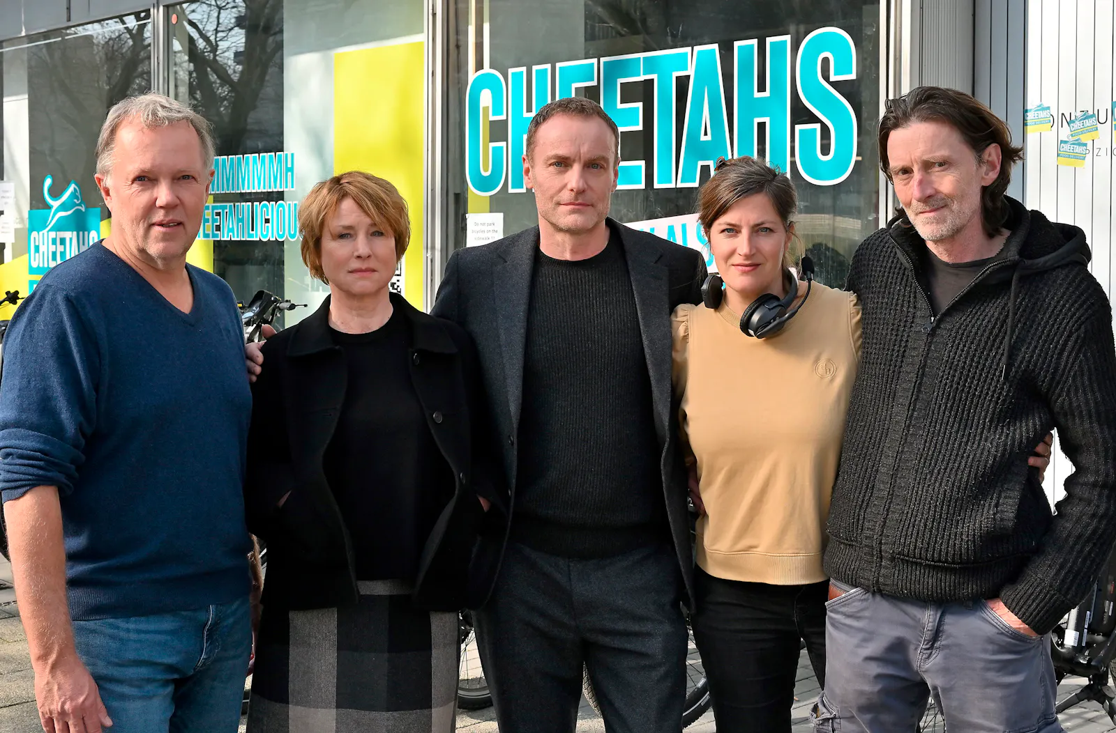 Am Set vom TATORT: ERIKA MUSTERMANN (v. li. n. re.): Regisseur Torsten C. Fischer, Corinna Harfouch, Mark Waschke, Kamerafrau Julia Daschner, Produzent Martin Lehwald // © rbb/Hardy Spitz