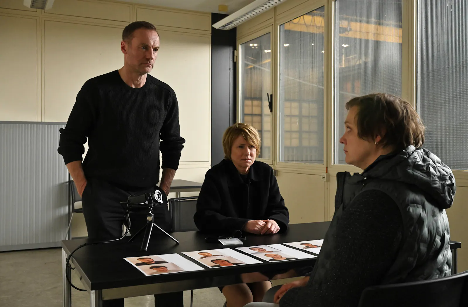 Susanne Bonard (Corinna Harfouch, mitte) und Robert Karow (Mark Waschke, li) befragen Annika Haupt (Annett Sawallisch, re), die Geliebte des Toten // © rbb/Schiwago/Hardy Spitz