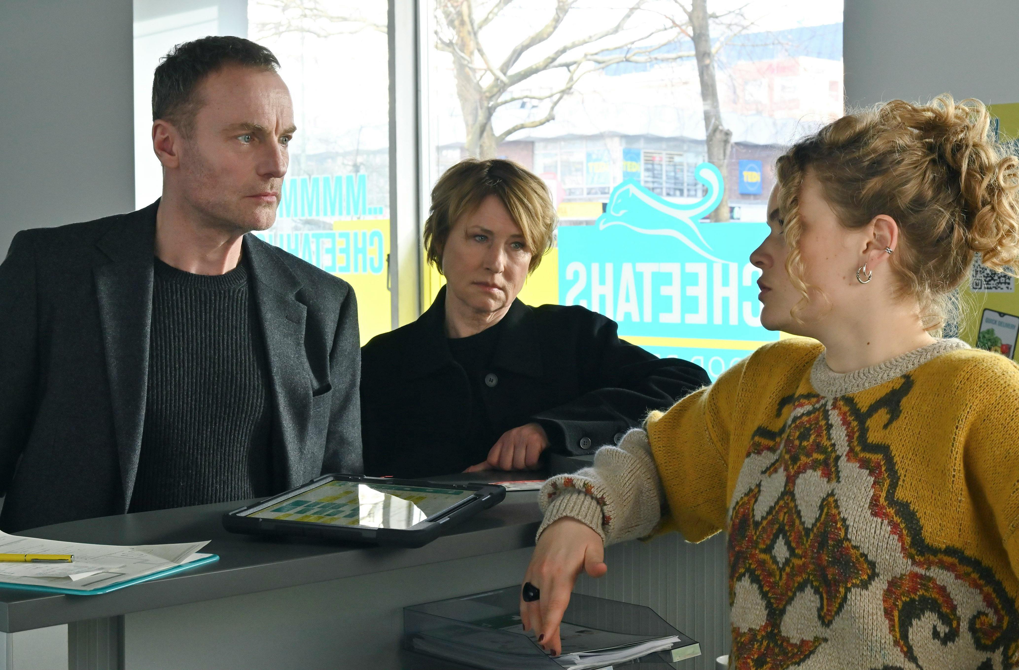 Susanne Bonard (Corinna Harfouch, mitte) Robert Karow (Mark Waschke, li) suchen den Lieferdienst auf, für den der Tote als Fahrradkurier gearbeitet hat und treffen als erstes auf Mitarbeiterin Inke Traut (Leonie Krieg, re).

© rbb/Schiwago/Hardy Spitz