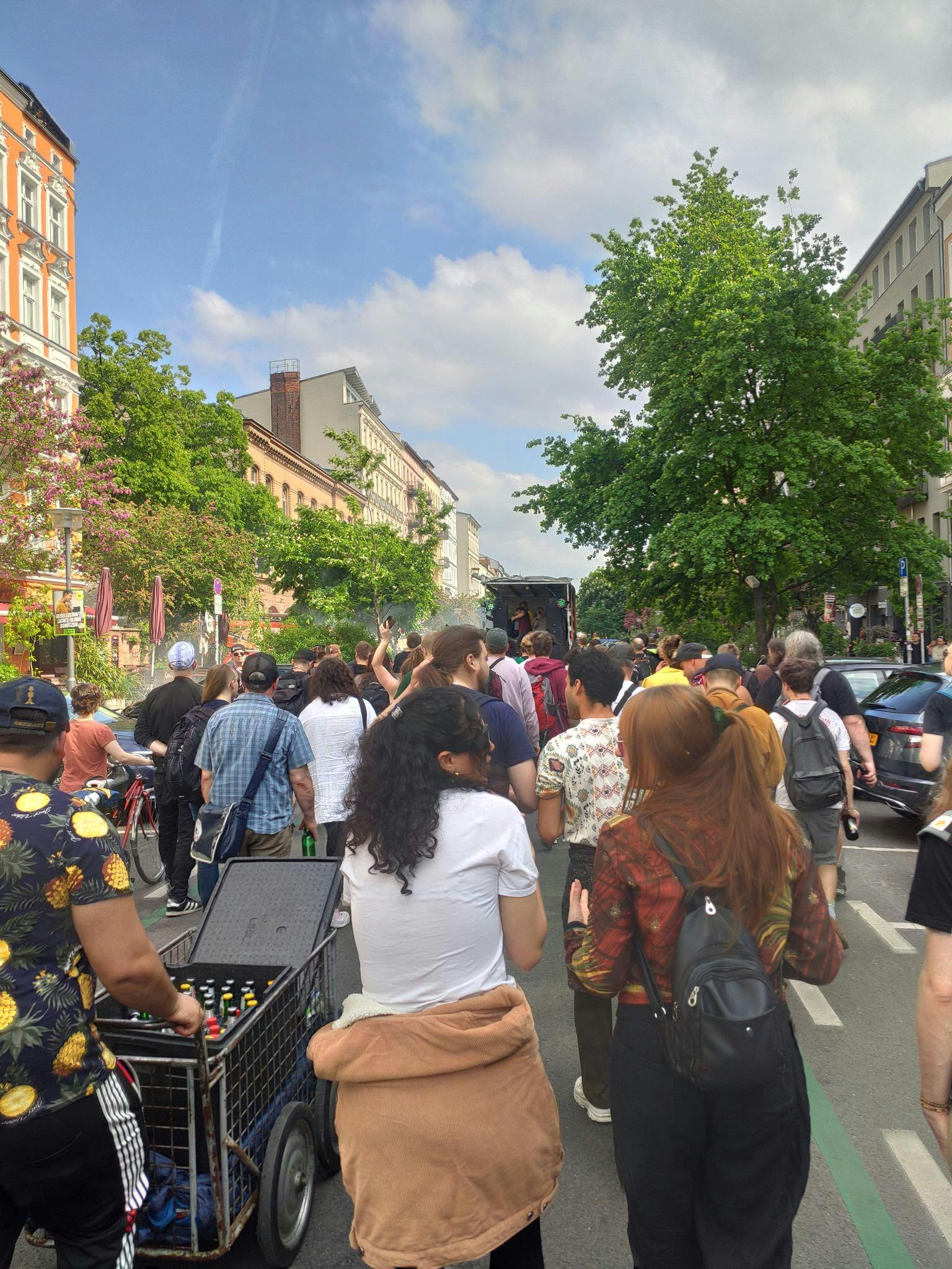 Demozug durch den sonnigen Prenzlauer Berg