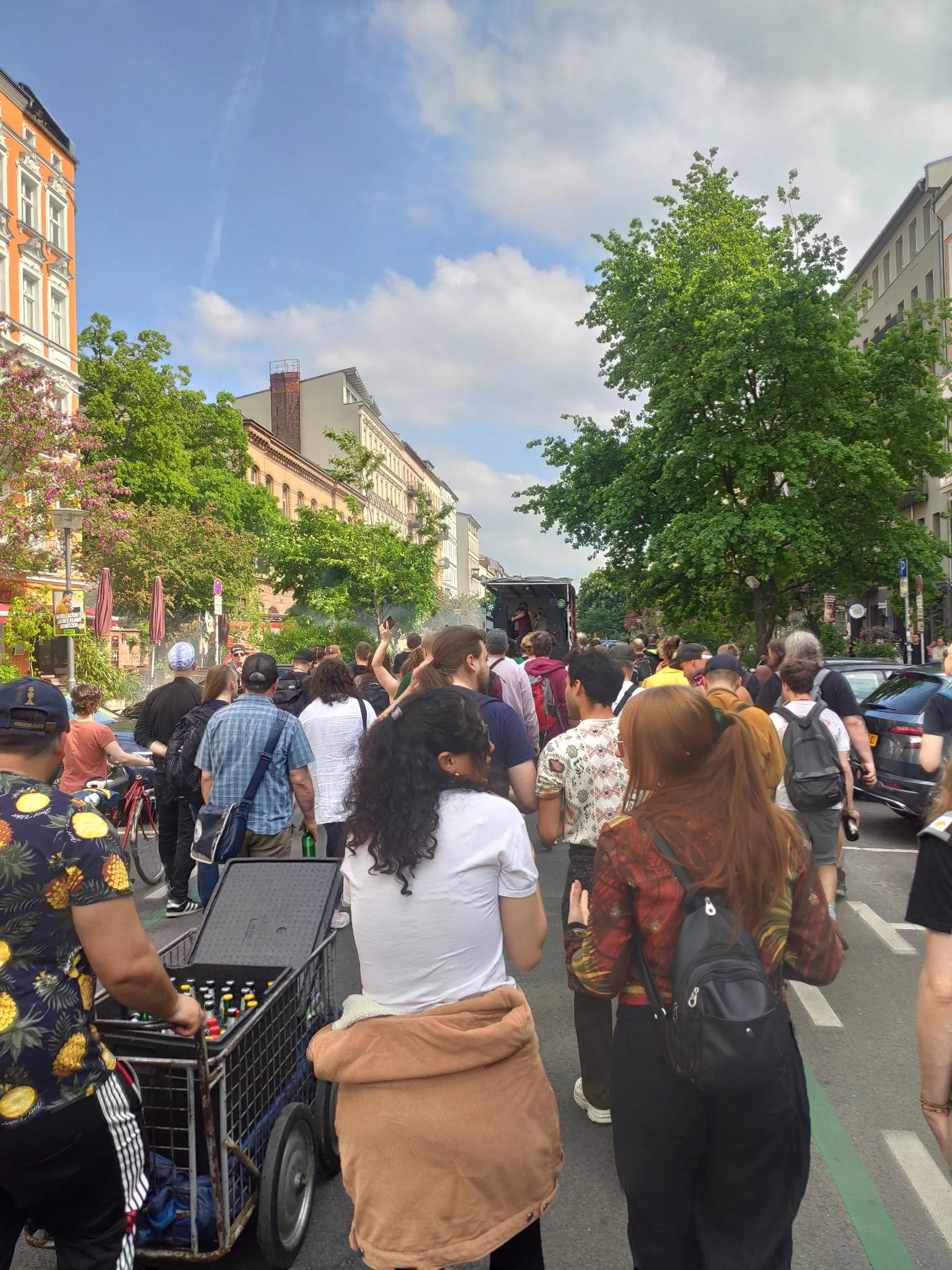 Demozug durch den sonnigen Prenzlauer Berg