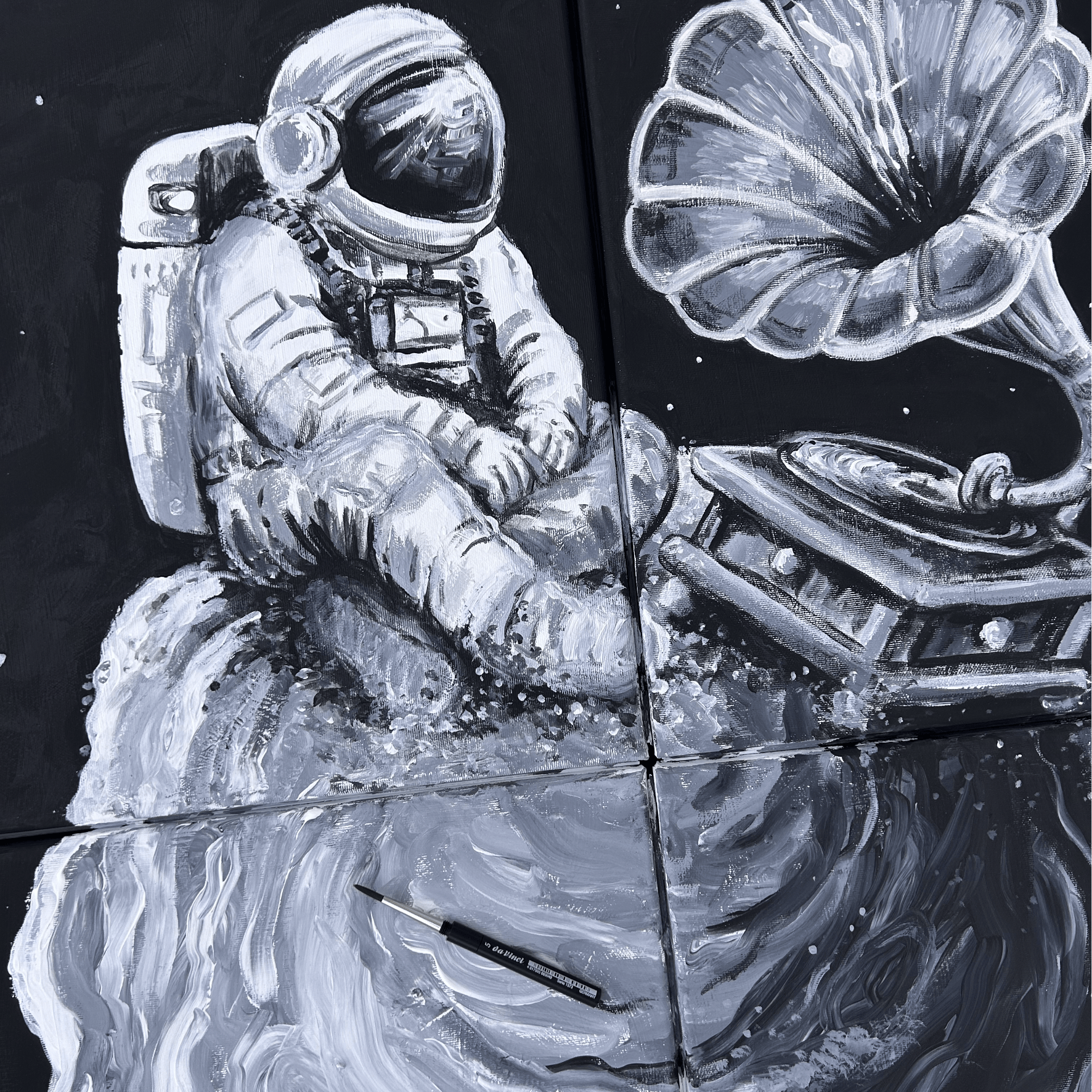 ALT Text (DE)
Großformatiges 1,5x2m Acrylgemälde in Schwarz-Weiß auf 12 Leinwänden (je 50 x 50 cm): Ein Astronaut sitzt entspannt auf einem kleinen asteroidartigen Plan im Weltraum neben einem klassischen Grammophon. Aus dem Trichter steigt Musik in Form einer leuchtenden, geschwungenen Spur mit kleinen Notensymbolen auf, die sich immer weiter im Sternenhimmel verliert, zu Sternenstaub wird und mit dem Universum zu verschmelzen scheint.

ALT Text (EN)
Large-scale black-and-white acrylic painting 1,5mx2m on 12 canvases (50 x 50 cm each): An astronaut sits calmly on a small asteroid-like planet in space beside a classic gramophone. Music rises from the horn as a glowing, flowing trail with small musical notes, drifting farther into the starry sky, turning into stardust and blending into the universe.