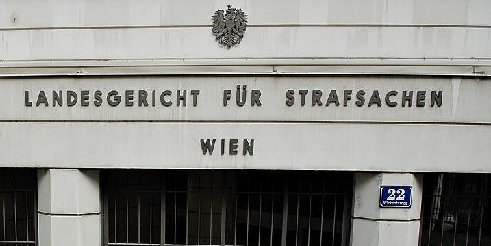 Zu sehen ist auf dem Bild der Besuchereingang sowie die Fassade des Landesgerichts für Strafsachen in Wien.