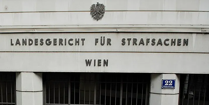Zu sehen ist auf dem Bild der Besuchereingang sowie die Fassade des Landesgerichts für Strafsachen in Wien.
