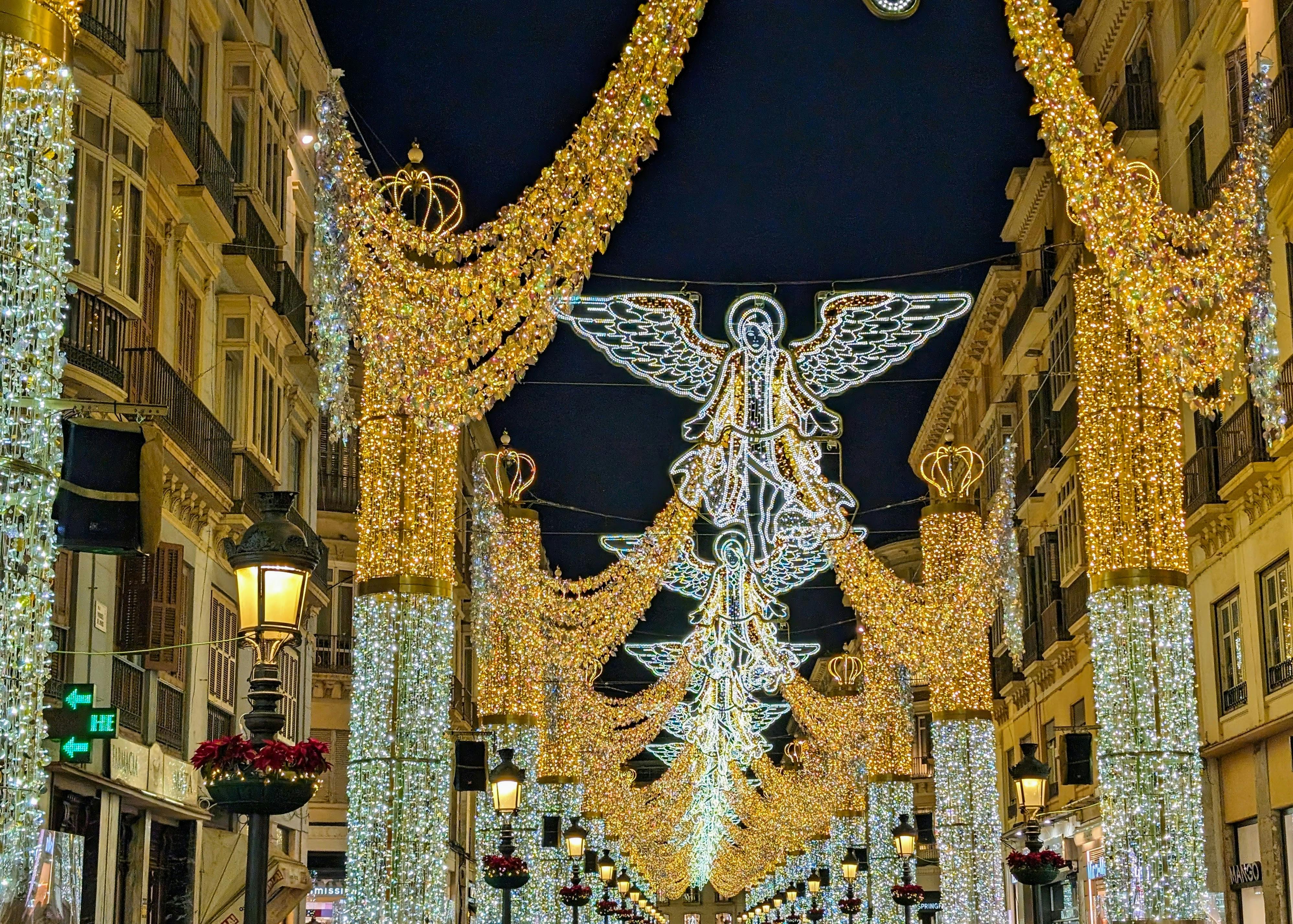 Die Weihnachtsdekoration ist nicht überall so prächtig wie hier in Málaga in Spanien - aber manchmal haben gerade auch kleinere Weihnachtsmärkte wie jetzt in Untertürkheim ihren besonderen Reiz.