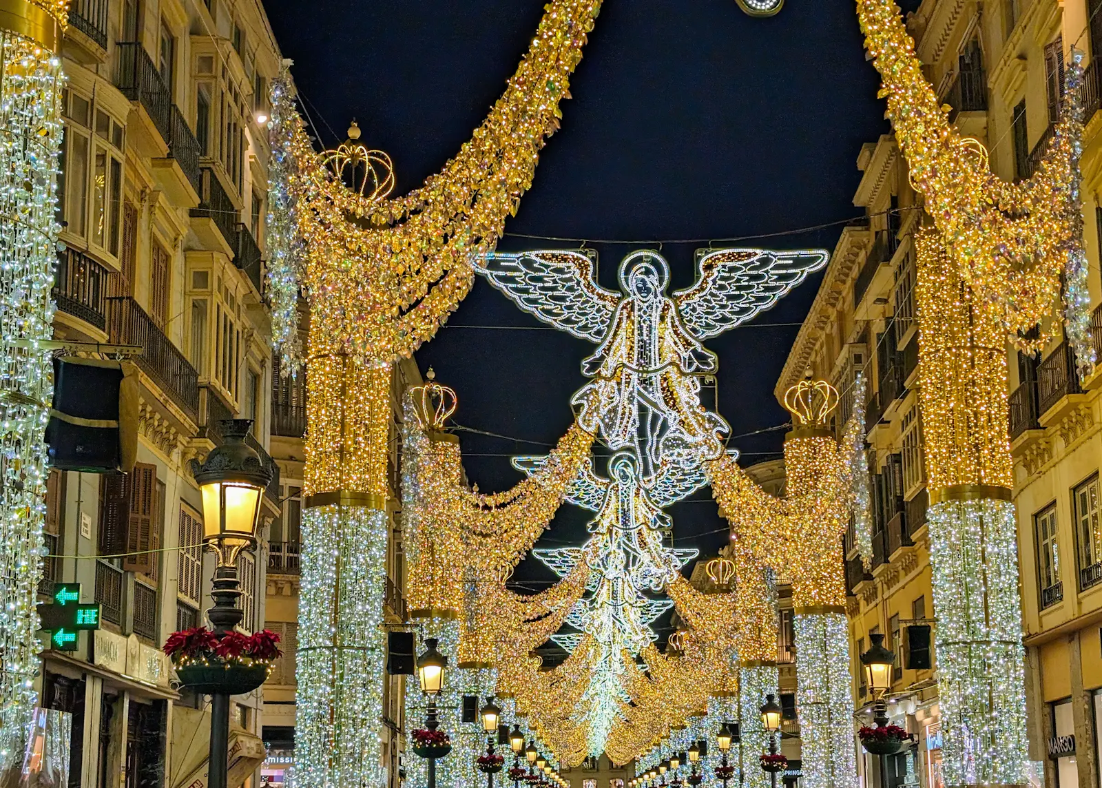 Die Weihnachtsdekoration ist nicht überall so prächtig wie hier in Málaga in Spanien - aber manchmal haben gerade auch kleinere Weihnachtsmärkte wie jetzt in Untertürkheim ihren besonderen Reiz.