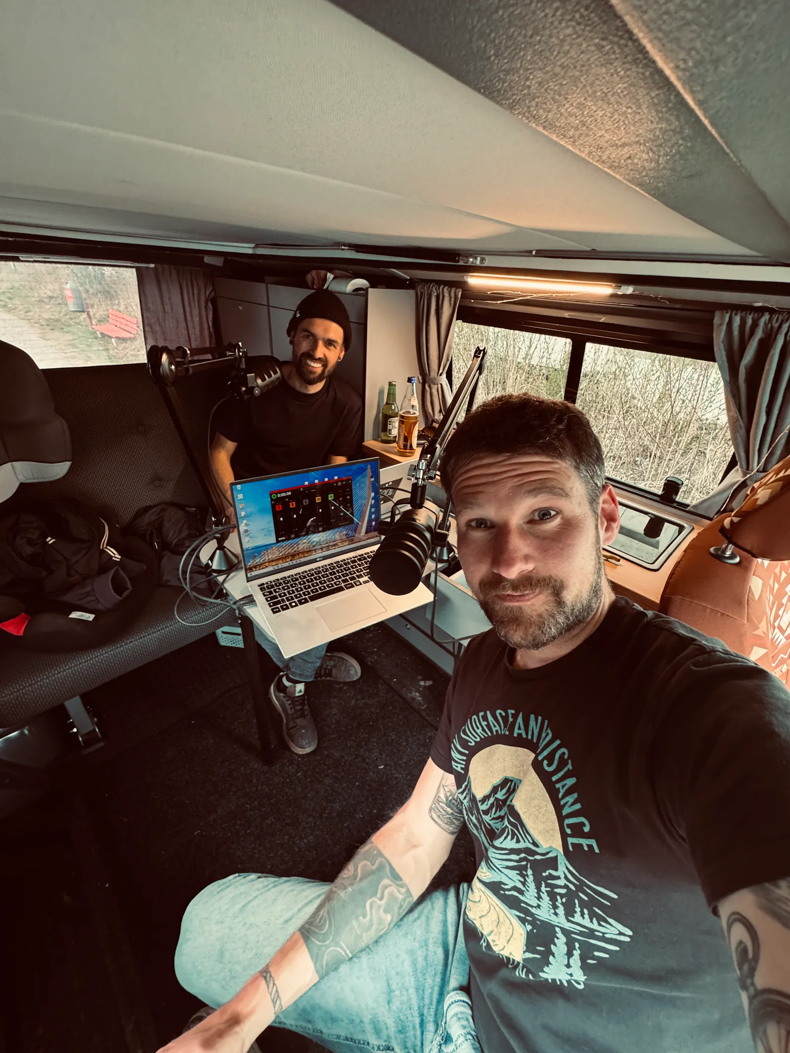 Wir bei der Aufnahme in Bennis Bus.