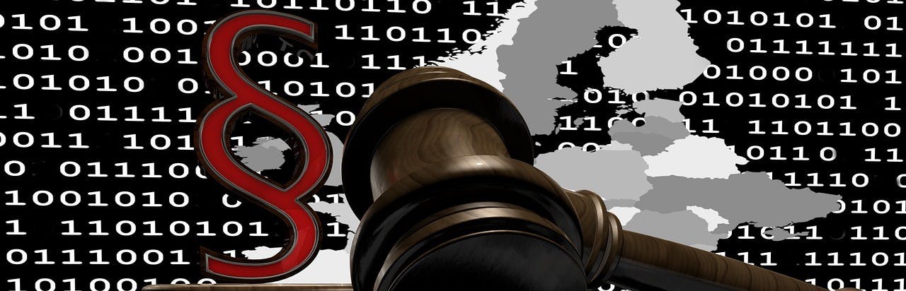 Richterhammer, Europakarte und Quelltext als Symbole für digitale Herausforderungen der Rechtsprechung und Politik